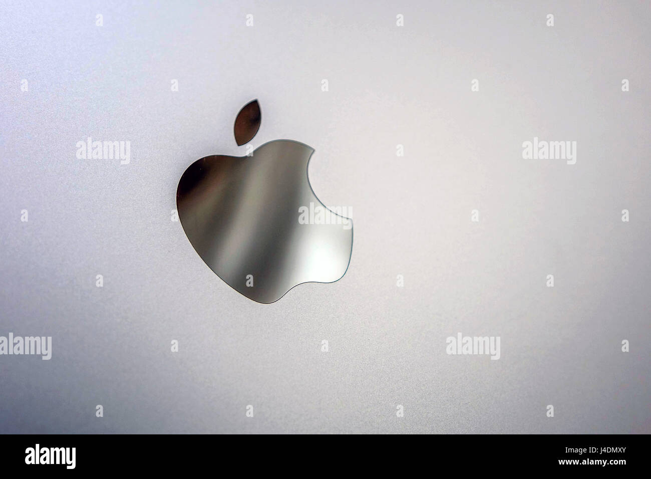 Logo Apple brillant sur l'avant du nouveau Apple MacBook Pro ordinateur portable Banque D'Images