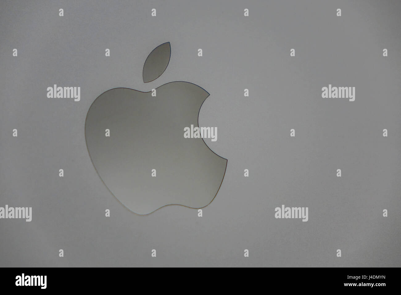 Logo Apple brillant sur l'avant du nouveau Apple MacBook Pro ordinateur portable Banque D'Images