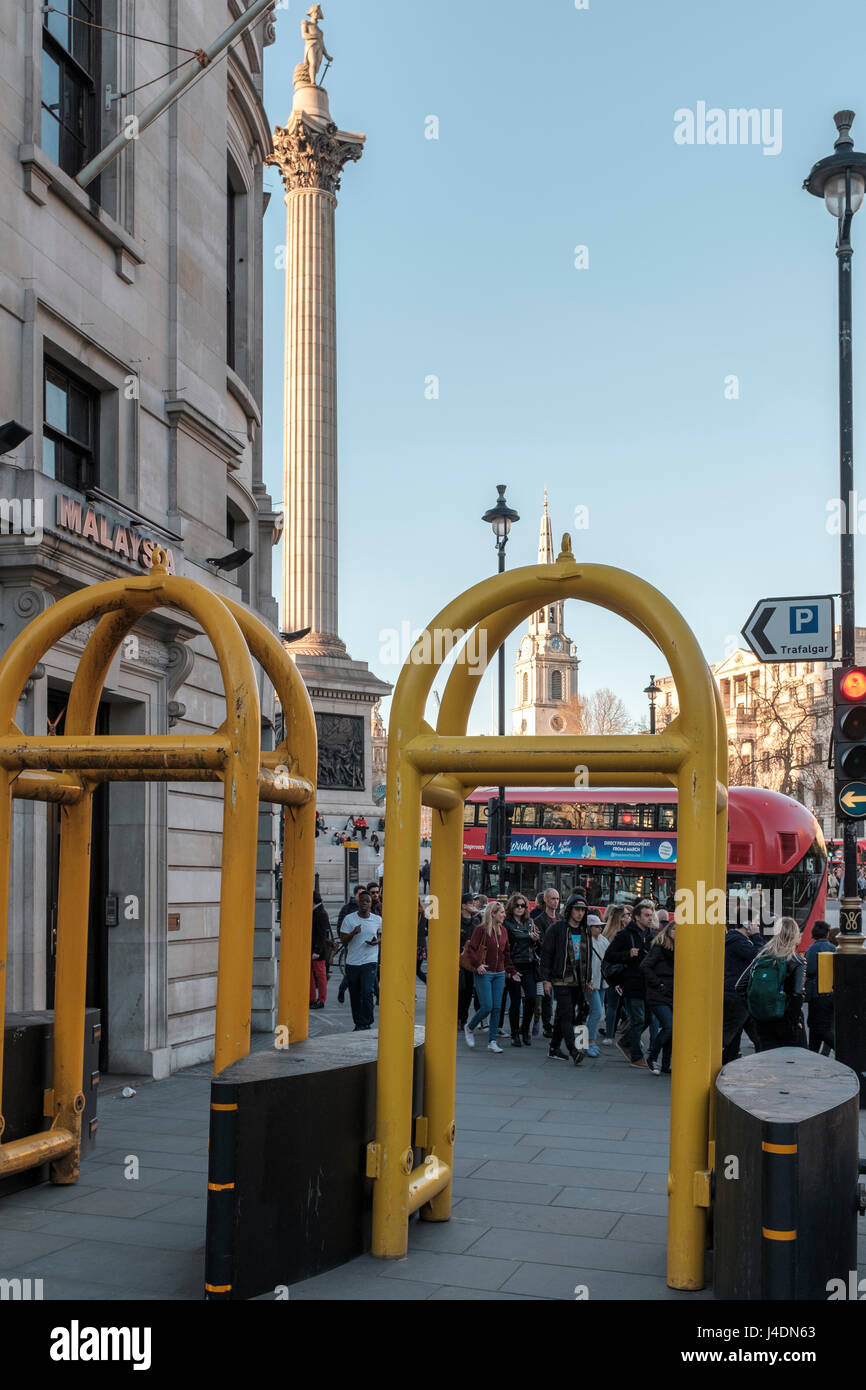 Des mesures de sécurité autour de Trafalgar Square et de Whitehall à empêcher les actes terroristes sur pedewstreian attacts véhicule bondé domaines,London,UK Banque D'Images