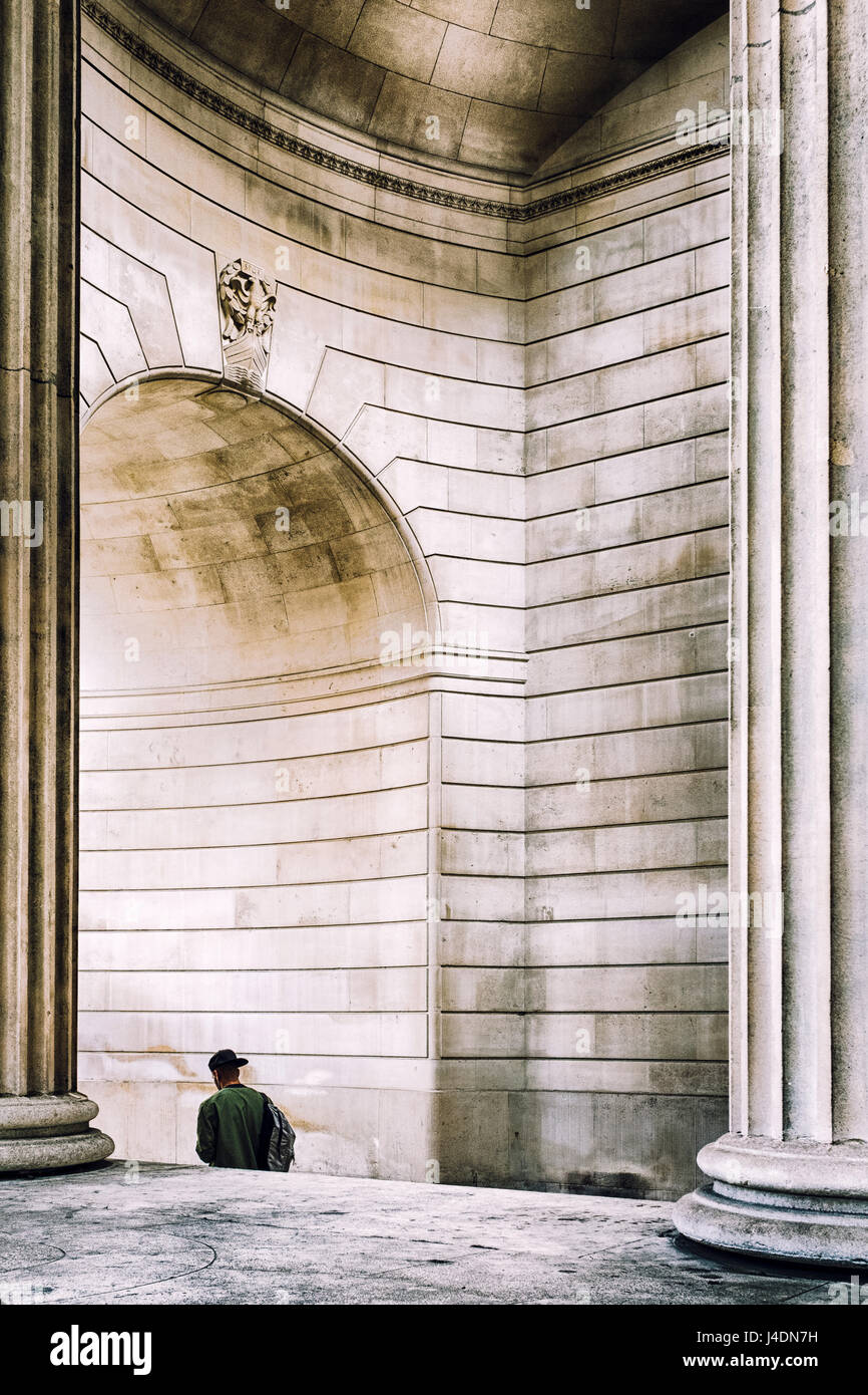 Personne marche sous la voûte de la Banque d'Angleterre, ville de Londres, Angleterre Banque D'Images