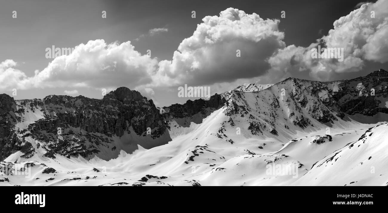 Panorama noir et blanc des montagnes enneigées à sun 24. La Turquie, Monts Taurus centrale, Aladaglar (Anti-Taurus), du plateau (Edigel Ije Goller) Banque D'Images