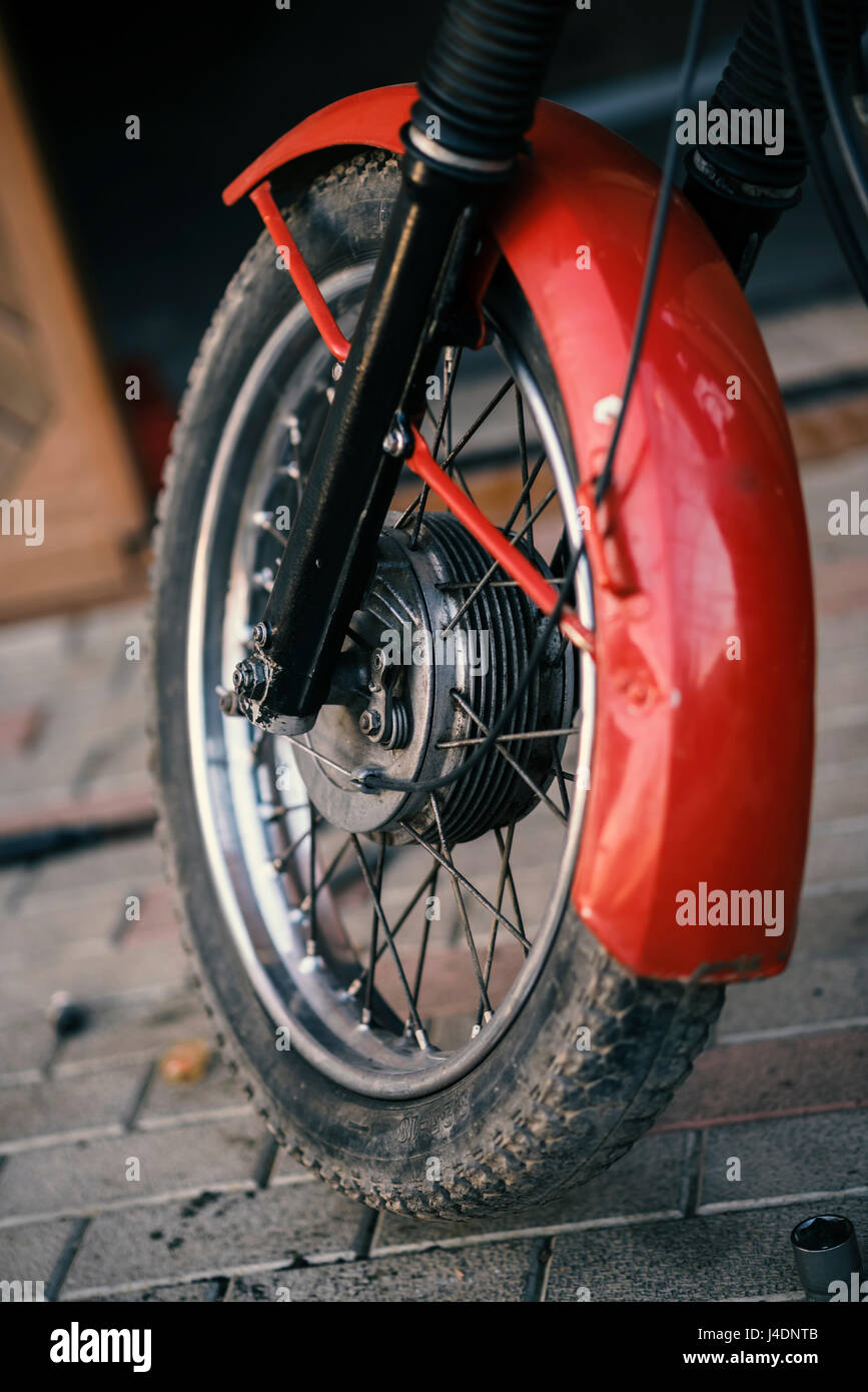 La roue de la vieille moto faite en URSS, retro Banque D'Images