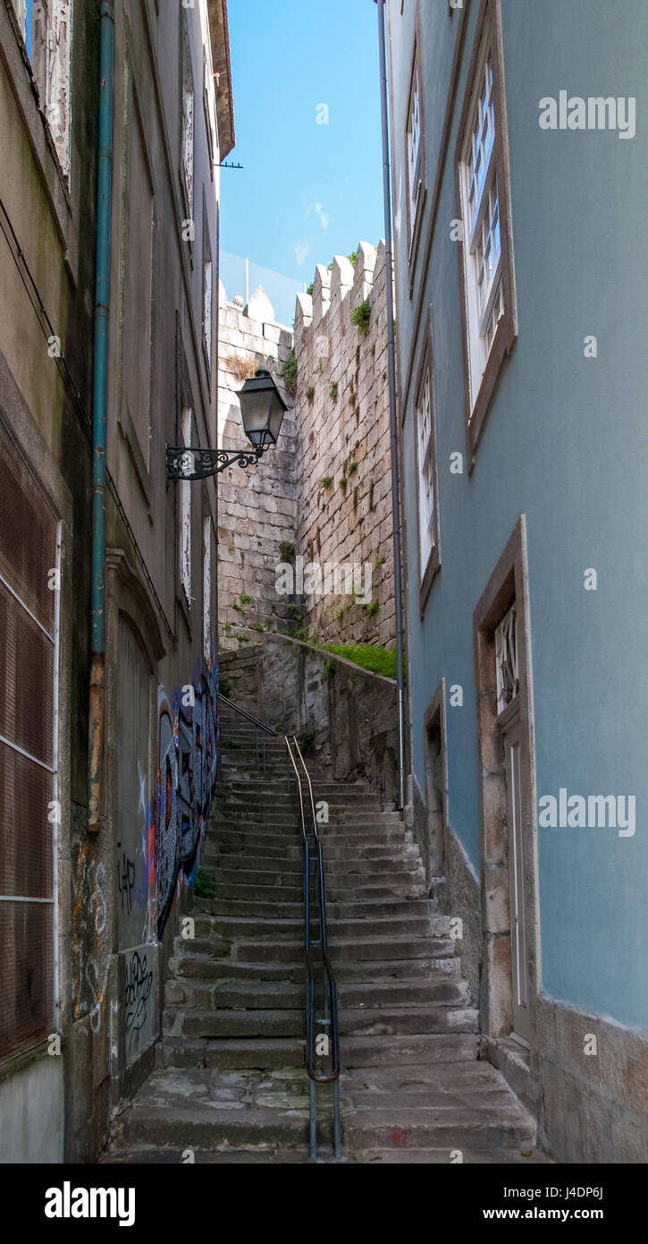 Escalier étroit qui monte au-delà de la vieille ville, remparts du château. Banque D'Images