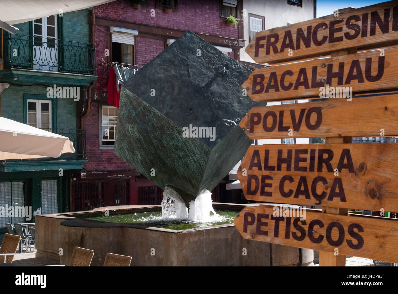 Au centre-ville de Porto, à côté de la rivière Douro, il y un signe indiquant les touristes où manger les aliments les plus populaires. Banque D'Images