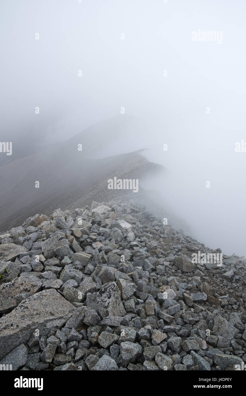 Mont Antero Rocky Ridge obscurci par les nuages brumeux Banque D'Images