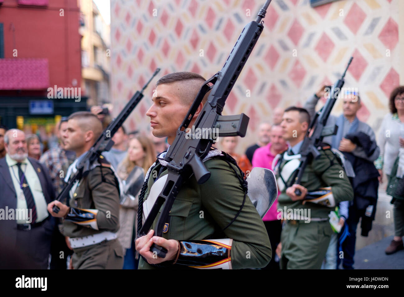 Ces hommes peuvent être le port de l'uniforme de la Légion étrangère espagnole, portant des armes à feu, à l'extérieur de l Église de San Juan, Malaga Banque D'Images