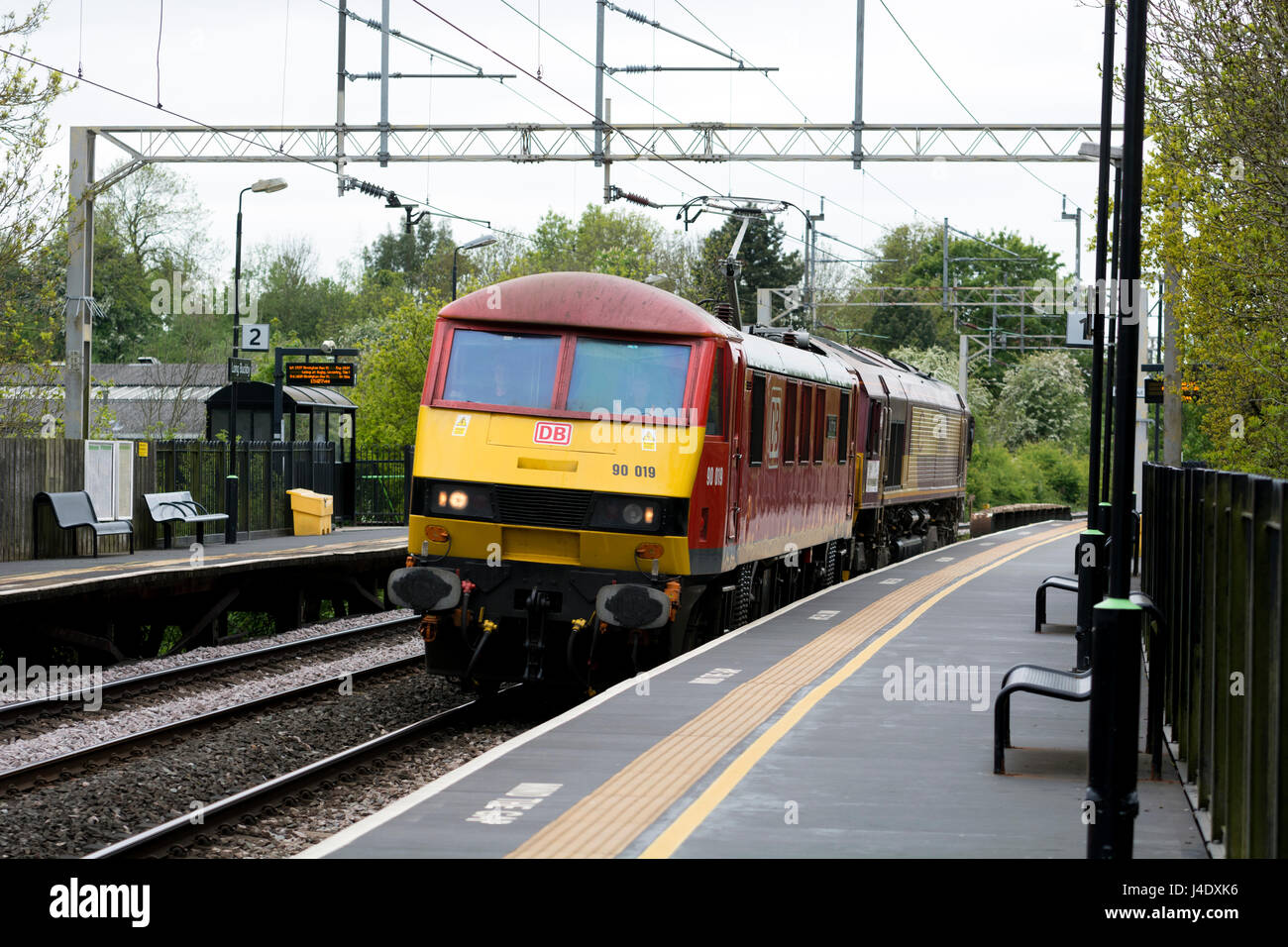 Long Buckby Locomotives passant par station, Northamptonshire, England, UK Banque D'Images