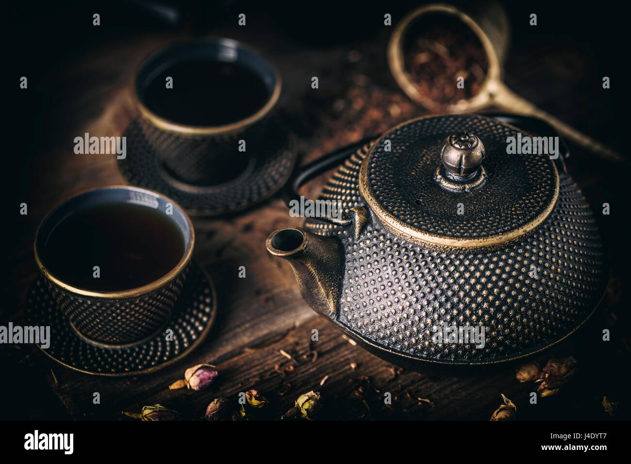 Fer noir théière avec tasse de thé chaud Banque D'Images
