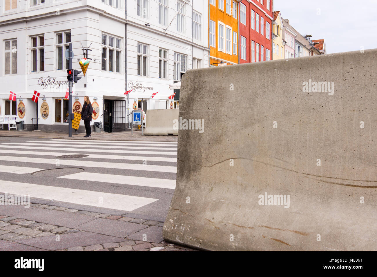 Copenhague, Danemark. Le 11 mai, 2017. Blocs de béton maintenant en place à Nyhavn, Copenhague, l'arrêt de camion la terreur ? Credit : Stig Alenäs/Alamy Live News Banque D'Images