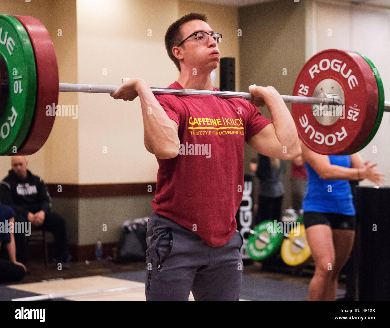 Lombard, Illinois, USA. Le 11 mai, 2017. Anthony Kovas obtient un entraînement plus avant la compétition à l'haltérophilie USA ressortissants à Lombard, Illinois, USA. Brent Clark/Alamy Live News Banque D'Images