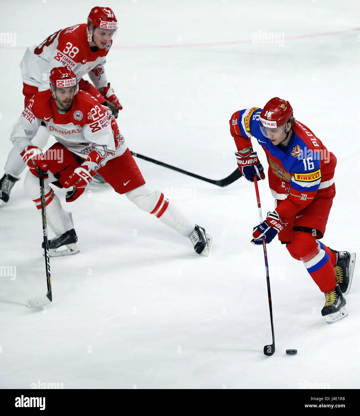 Cologne, Allemagne. Le 11 mai, 2017. La Russie Sergei Plotnikov (R) se bat pour la rondelle au cours de la 2017 Championnat du monde de hockey 2009 Groupe préliminaire un match entre la Russie et le Danemark à Cologne, l'ouest de l'Allemagne, le 11 mai 2017. La Russie a gagné 3-0. Credit : Luo Huanhuan/Xinhua/Alamy Live News Banque D'Images