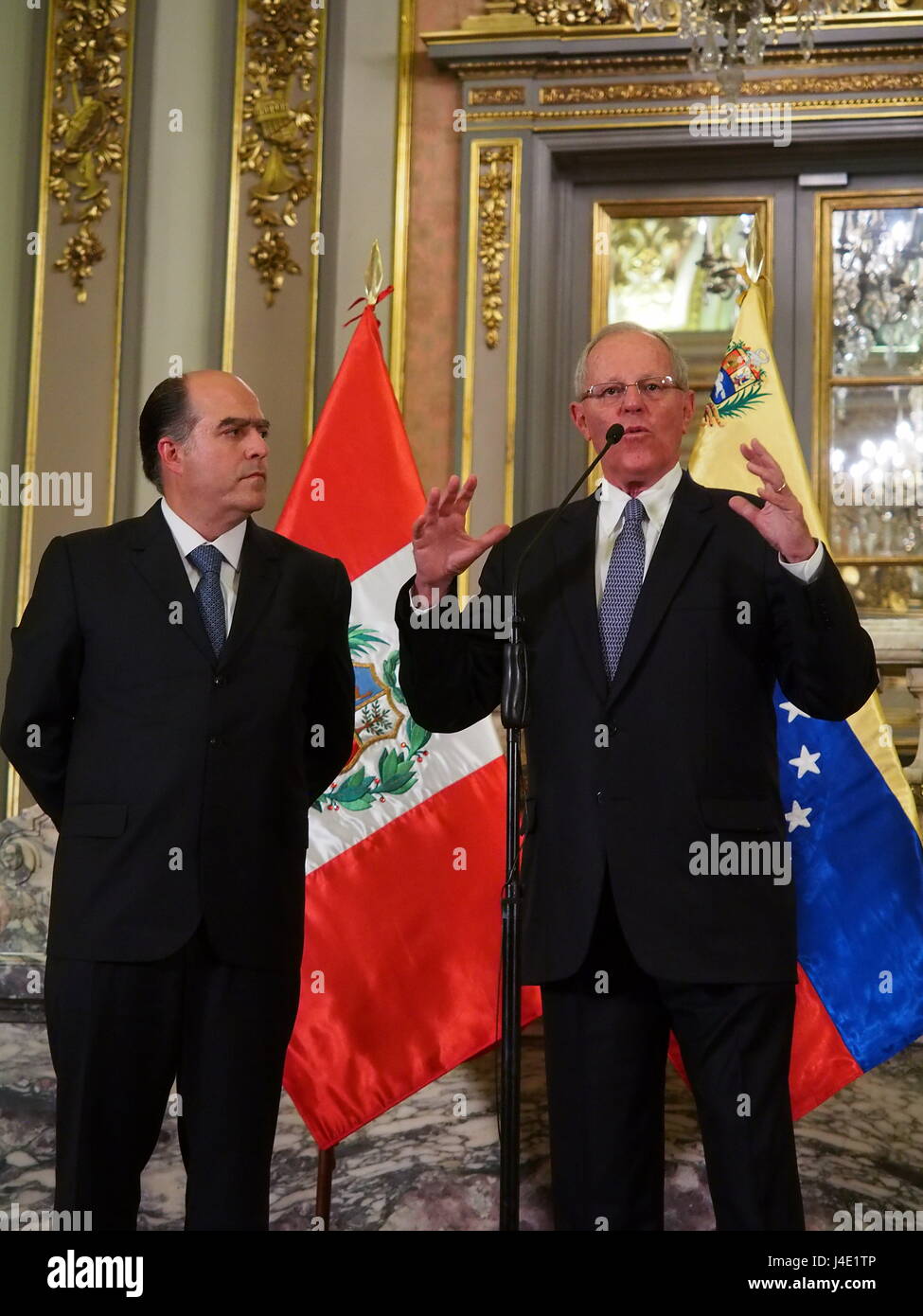 Lima, Pérou. Le 11 mai, 2017. Pedro Pablo Kuczynski (R), président du Pérou, reçoit dans le Palais du Gouvernement le président de l'Assemblée nationale du Venezuela, Julio Borges (L), avec qui il a tenu une réunion privée. Credit : Agence de presse Fotoholica/Alamy Live News Banque D'Images