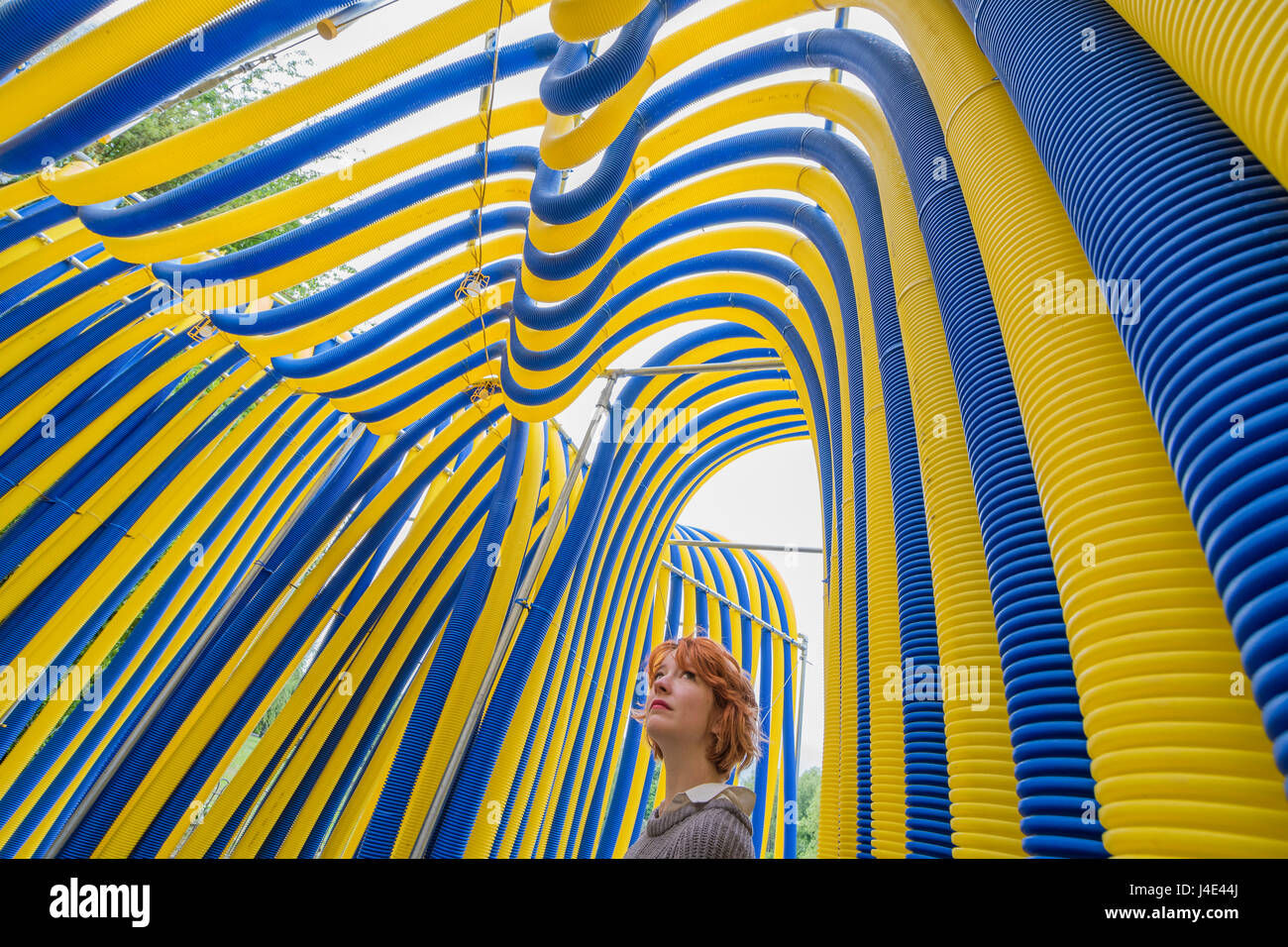 Flexi conduit Pavilion par la Chesnut Grove Academy, une sculpture en tubing bleu et jaune, à la Pump House Gallery de Battersea Park Banque D'Images