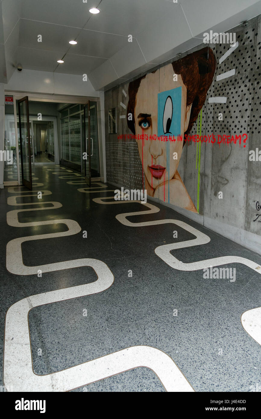 Tokyo, Japon. 12 mai, 2017. L'entrée de Gunkan Higashi-Shinjuku building le 12 mai 2017, Tokyo, Japon. Le tout-d'acier pour le bâtiment conçu par un architecte japonais Yoji Watanabe dispose d''un étage ressemblant à battleship. Également connu sous le Ciel Nouveau Bâtiment n° 3, l'immeuble a été construit en 1972 dans le quartier de Shinjuku. Il a été rénové en 2010 et est occupé par les bureaux et les magasins. Credit : Rodrigo Reyes Marin/AFLO/Alamy Live News Banque D'Images