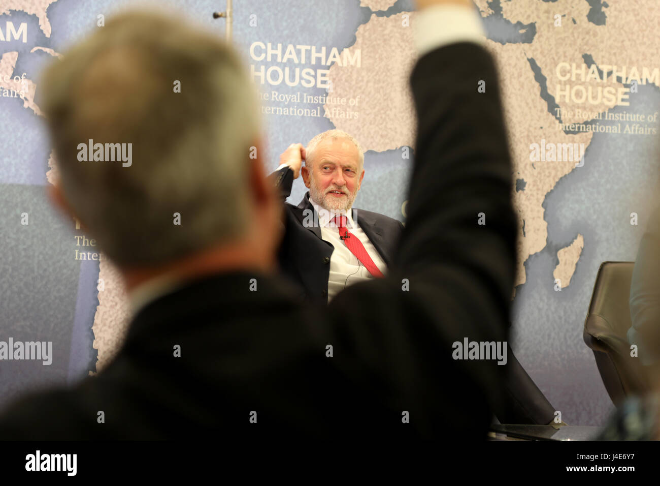 Chatham House, Londres, Royaume-Uni. 12 mai, 2017. Jeremy Corbyn, chef du parti travailliste, prend les questions de l'auditoire après avoir prononcé un discours sur la politique étrangère et de défense au Chatham House think-tank, pendant la campagne électorale britannique 2017. Credit : Dominic Dudley/Alamy Live News Banque D'Images