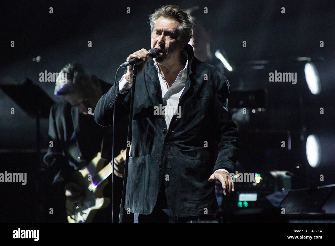 Milan Italie. 11 mai 2017. La chanteuse britannique BRYAN FERRY effectue sur scène au Teatro degli Arcimboldi durant la tournée mondiale '2017' Credit : Rodolfo Sassano/Alamy Live News Banque D'Images