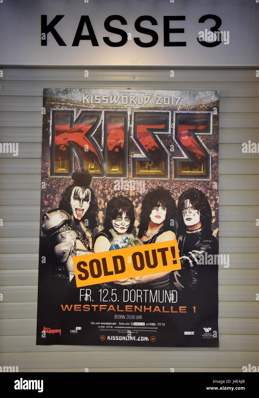 Dortmund, Allemagne. 12 mai, 2017. L'affiche promotionnelle de l'hardrock bande 'Kiss' est plus marqué avec les mots 'Sold Out' au Westfalen hall à Dortmund, Allemagne, 12 mai 2017. Photo : Caroline Seidel/dpa/Alamy Live News Banque D'Images