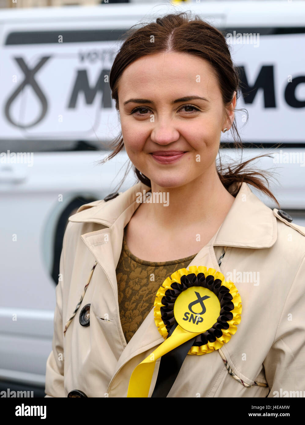 Biggar, South Lanarkshire, UK. 13 mai, 2017. Mairi McCallan, SNP candidat à Dumfriesshire, Cydesdale et Tweeddale (DCT) qui prendrait en David Mundell (Con) au Royaume-Uni Élection générale du 8 juin 2017 lance sa campagne à Biggar, South Lanarkshire Crédit : Andrew Wilson/Alamy Live News Banque D'Images