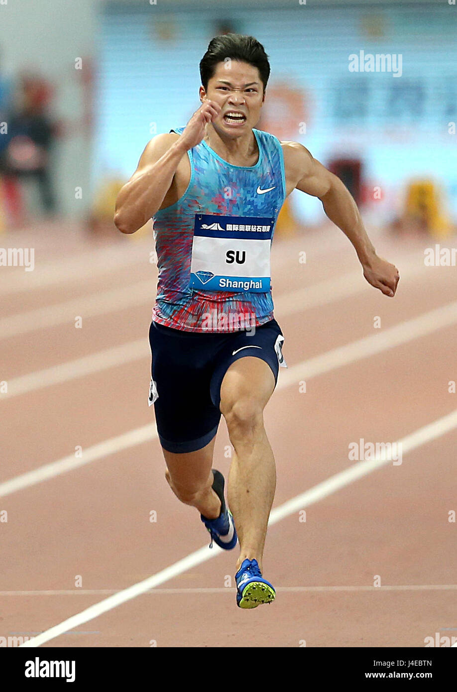 (170513) -- SHANGHAI, 13 mai 2017 (Xinhua) -- Su Bingtian de la concurrence de la Chine au cours de la finale du 100 m hommes de l'IAAF Diamond League 2017 à Shanghai, la Chine orientale, le 13 mai 2017. Su Bingtian réclamé le titre avec 10,09 secondes. (Xinhua/Jun Fan) Banque D'Images