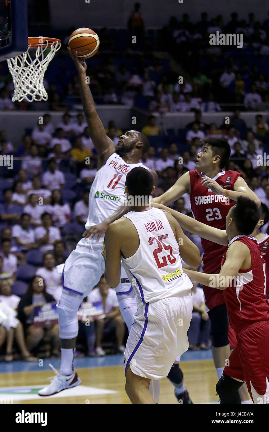 Quezon City, Philippines. 13 mai, 2017. Andre Blatche des Philippines (L) en compétition lors du match contre Singapour à la 2017 SEABA hommes seniors tournoi de championnat à Quezon City, Philippines, le 13 mai 2017. Les Philippines a gagné 113-66. Credit : Rouelle Umali/Xinhua/Alamy Live News Banque D'Images