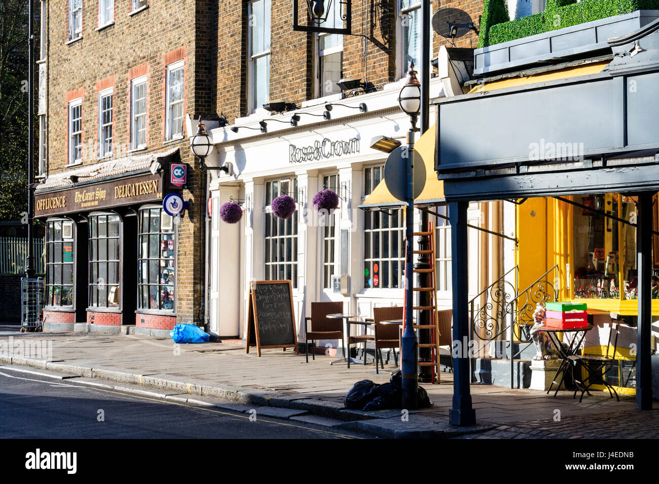 Épicerie fine « The Corner Shop » (maintenant une succursale de la boulangerie Gail) et le pub Rose & Crown (maintenant le pain quotidien) à Highgate Village, Londres, Royaume-Uni, 2011 Banque D'Images