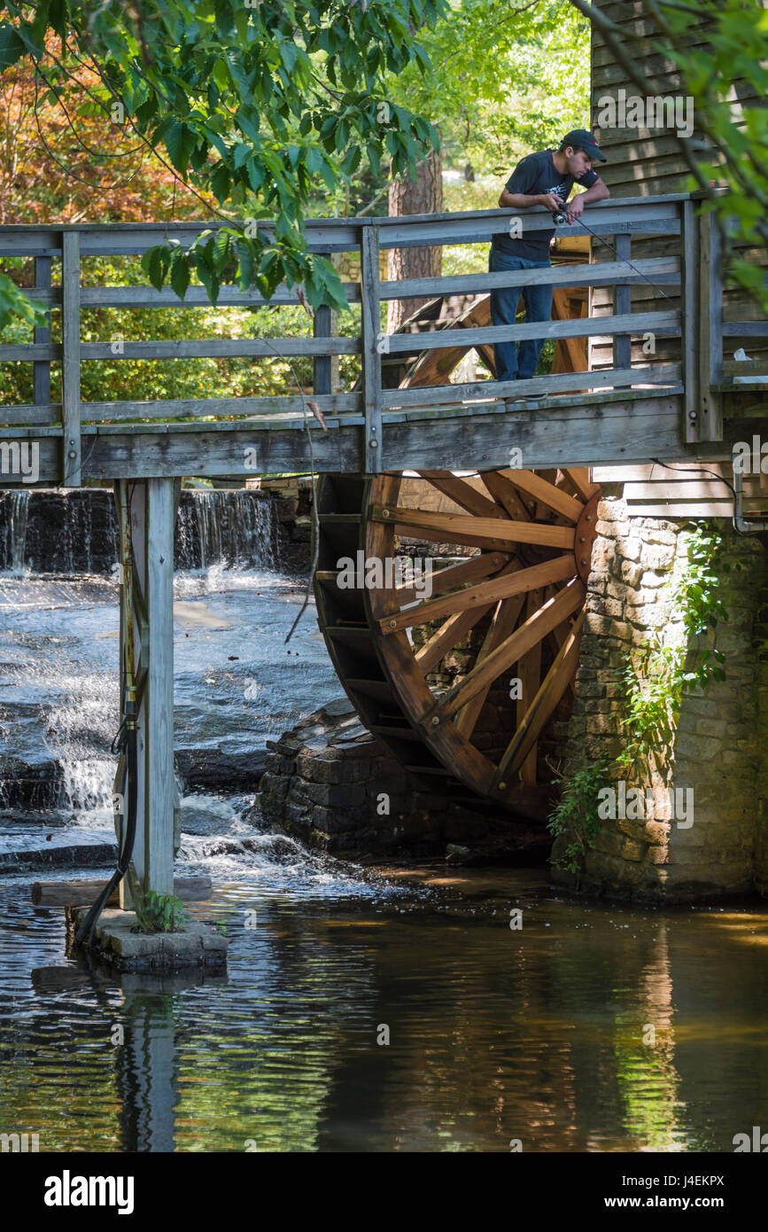 Pêche à l'homme de la passerelle en bois au grist mill situé dans Stone Mountain Park près d'Atlanta, Georgia, USA. Banque D'Images