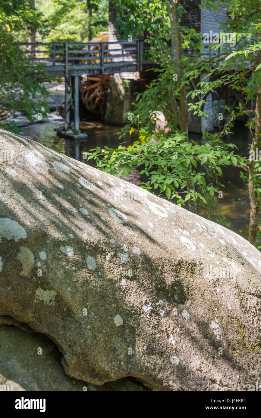 De gros rochers le long du sentier du bord près de l'old grist mill à Stone Mountain Parkin Atlanta, Georgia, USA. Banque D'Images
