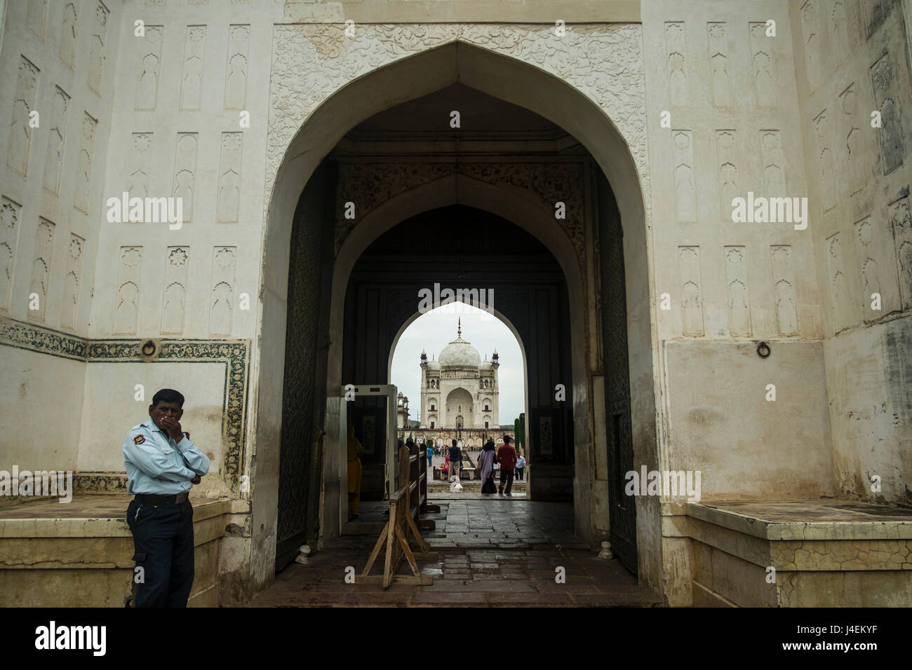 Un garde de sécurité regarde à travers les arches d'entrée, nous voyons le Bibi Ka Maqbara, un austère monument. Banque D'Images