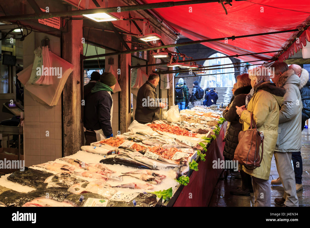 Décrochage du poisson, le marché du Rialto Pescheria, en hiver, San Polo, Venise, UNESCO World Heritage Site, Vénétie, Italie, Europe Banque D'Images