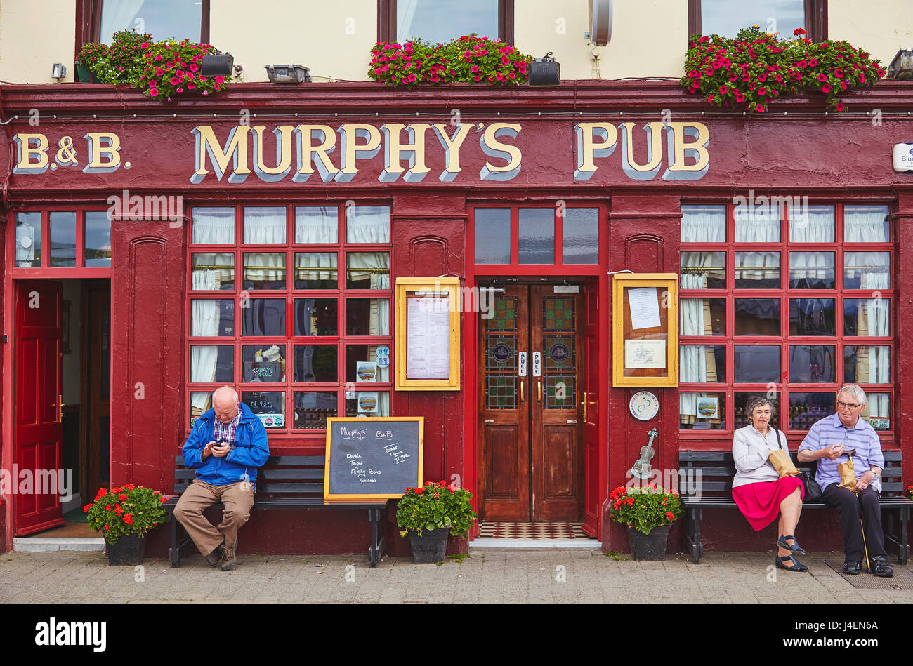Un pub avant, la ville de Dingle, dans le comté de Kerry, Munster, République d'Irlande, Europe Banque D'Images