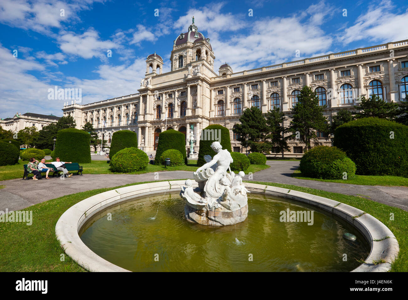 Fontaine sculptée en face de musée d'Histoire Naturelle (Naturhistorisches Museum), Maria-Theresien-Platz, Vienne, Autriche, Europe Banque D'Images