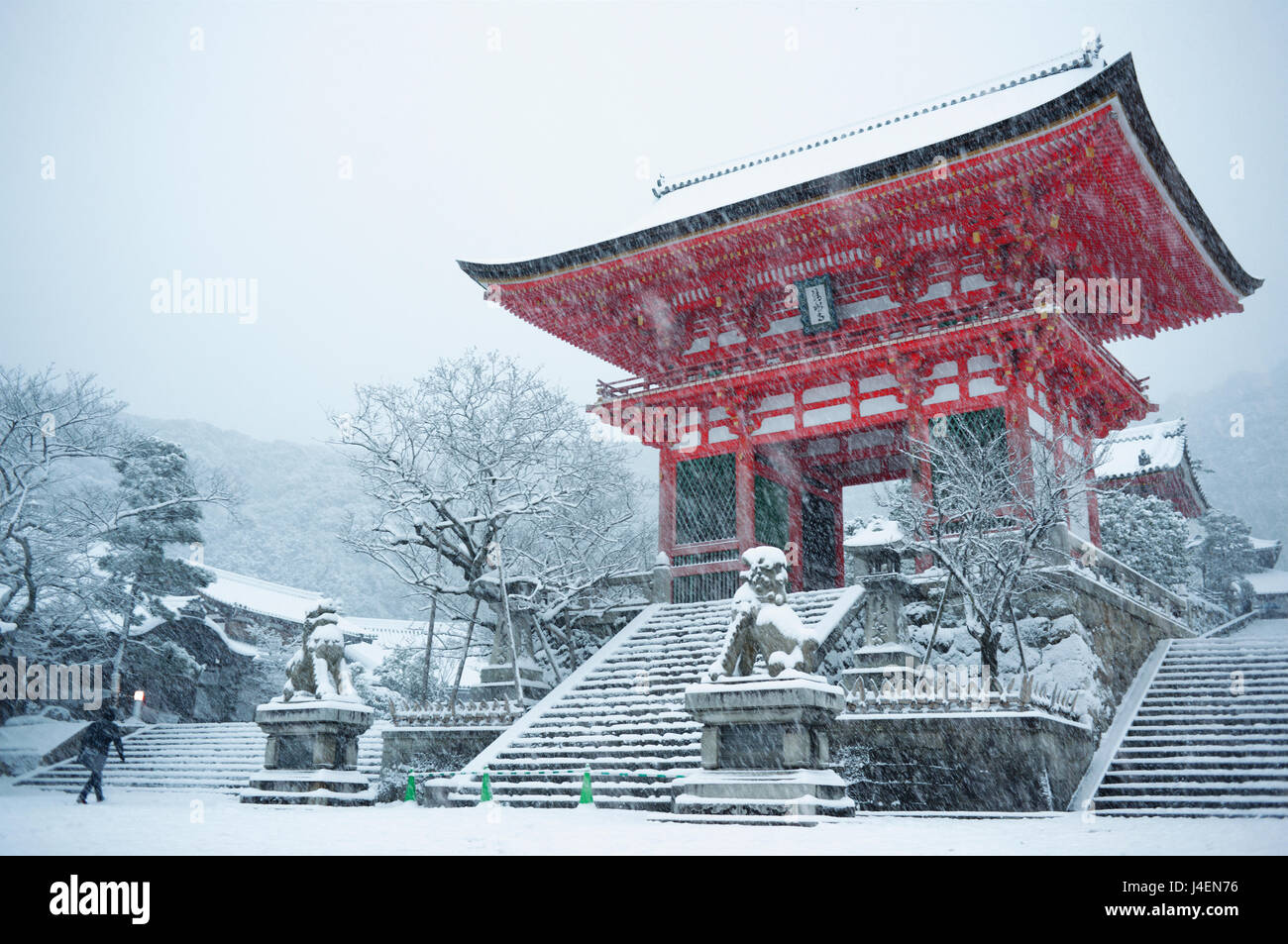 Porte d'entrée du temple Kiyomizu-dera, pendant une tempête de neige, l'UNESCO World Heritage Site, Kyoto, Japon, Asie Banque D'Images