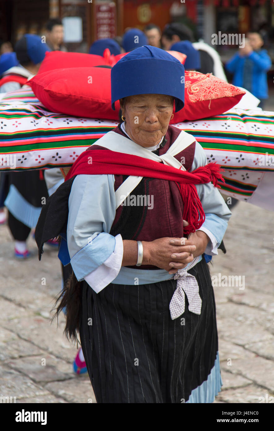 Femme Naxi portant des vêtements traditionnels, Lijiang, UNESCO World Heritage Site, Yunnan, Chine, Asie Banque D'Images