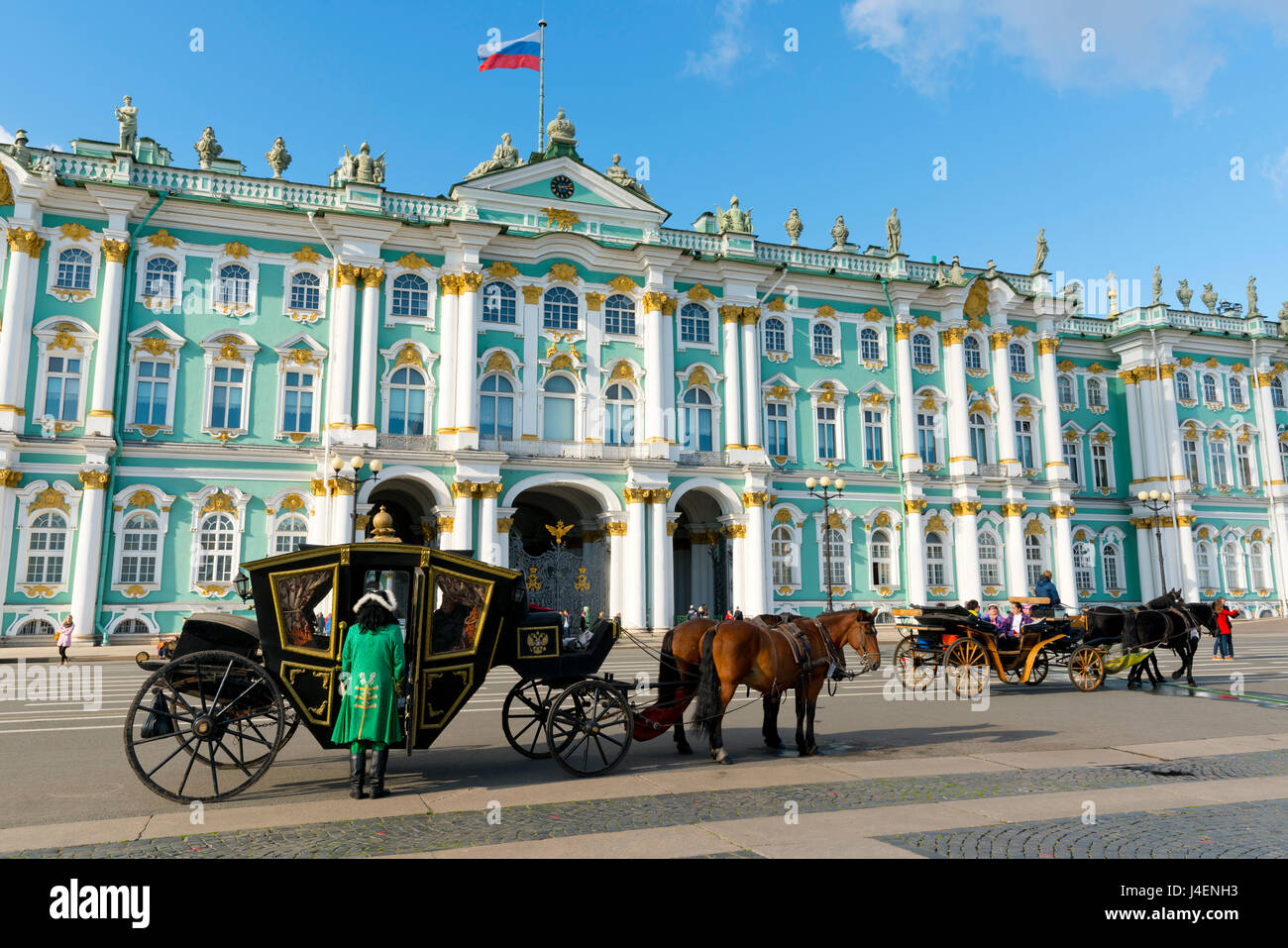 Calèches en face du Palais d'hiver (Musée de l'Ermitage), Place du Palais, l'UNESCO, Saint-Pétersbourg, Russie Banque D'Images