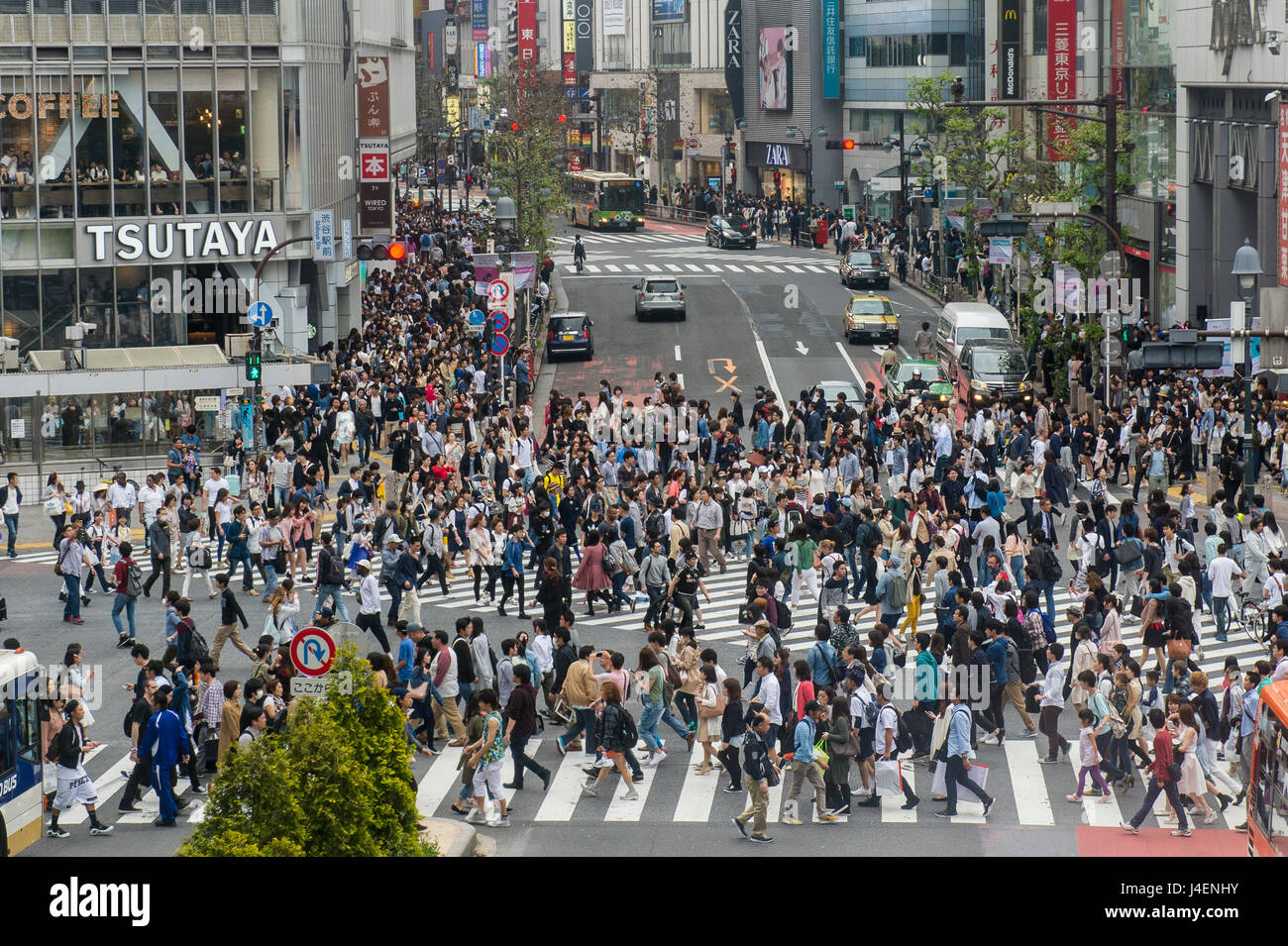 Croisement de Shibuya, le passage à niveau du chemin le plus fréquenté du monde, Tokyo, Japon, Asie Banque D'Images