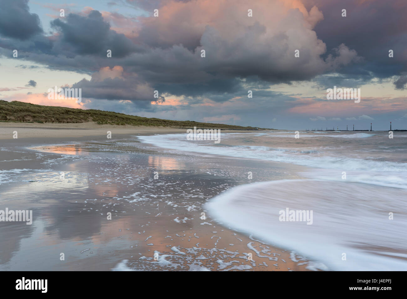 Une belle mer sauvage et cloudscape à Waxham, Norfolk, Angleterre, Royaume-Uni, Europe Banque D'Images