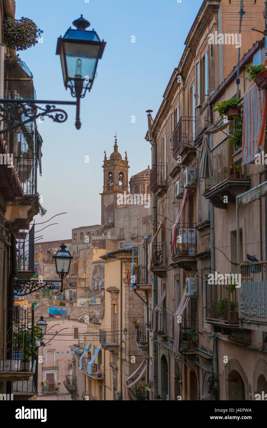 Lanternes de la rue et maisons de la ruelles typiques de la vieille ville, Caltagirone, Province de Catane, Sicile, Italie, Europe Banque D'Images
