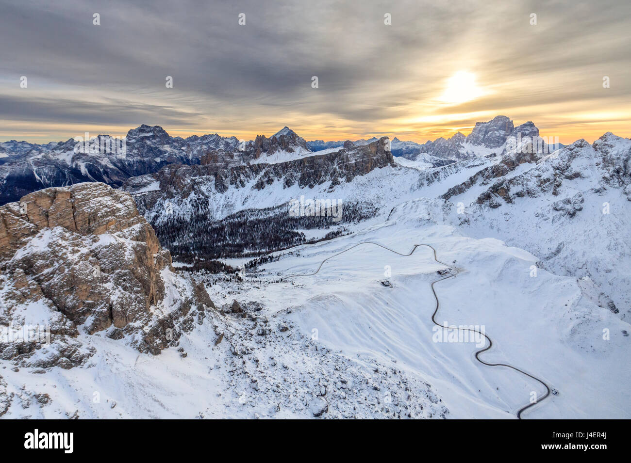 Vue aérienne de l'enneigées de Giau Pass Ra Gusela et de Lastoi a Rapp, Cortina d'Ampezzo, Dolomites, Vénétie, Italie, Europe Banque D'Images