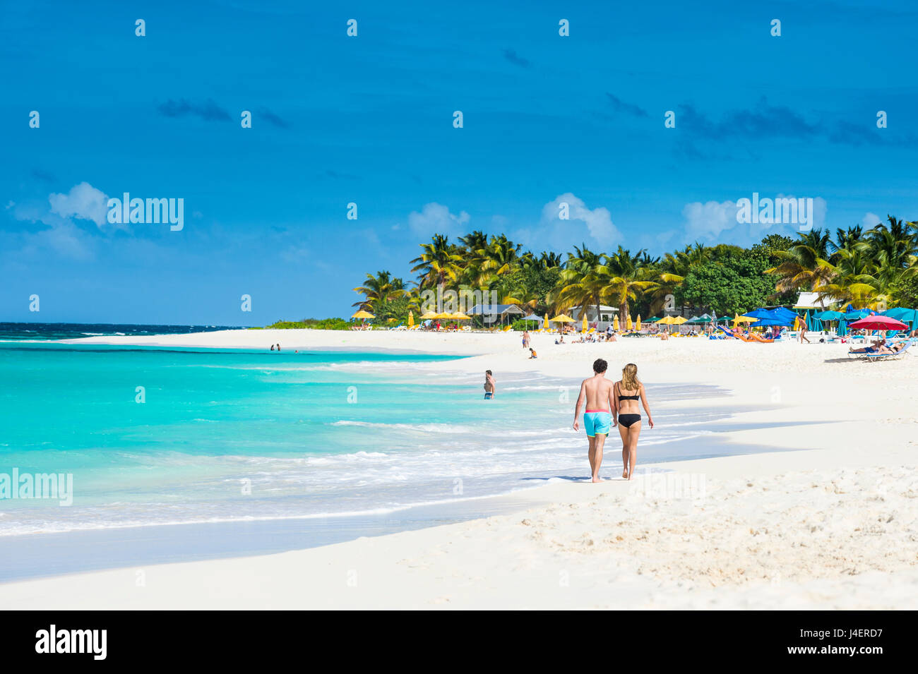Couple walking on world class Shoal Bay East Beach, Anguilla, territoire britannique d'Outremer, Antilles, Caraïbes, Amérique Centrale Banque D'Images