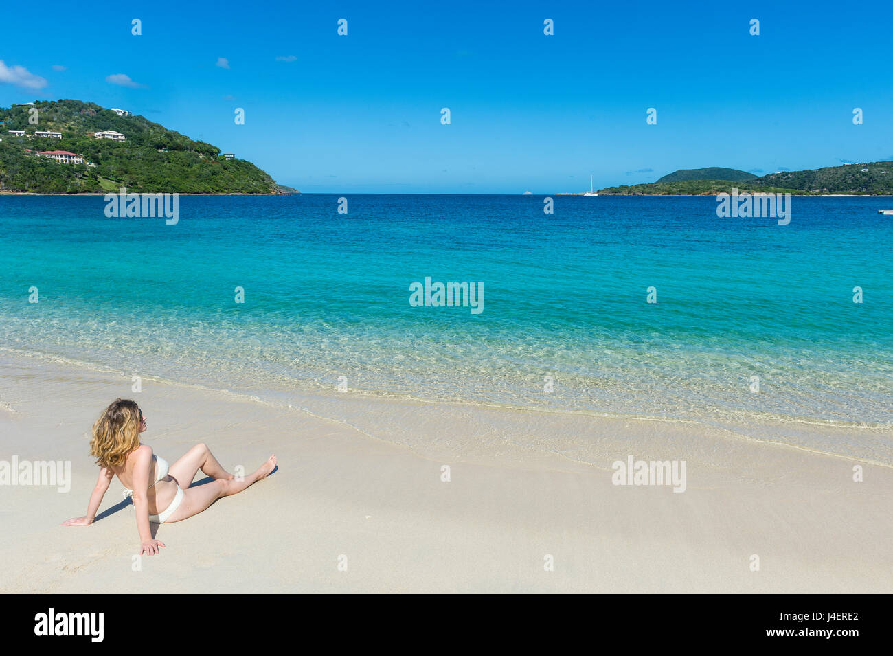 Woman relaxing on Long Bay Beach, Beef Island, Tortola, Îles Vierges britanniques, Antilles, Caraïbes, Amérique Centrale Banque D'Images