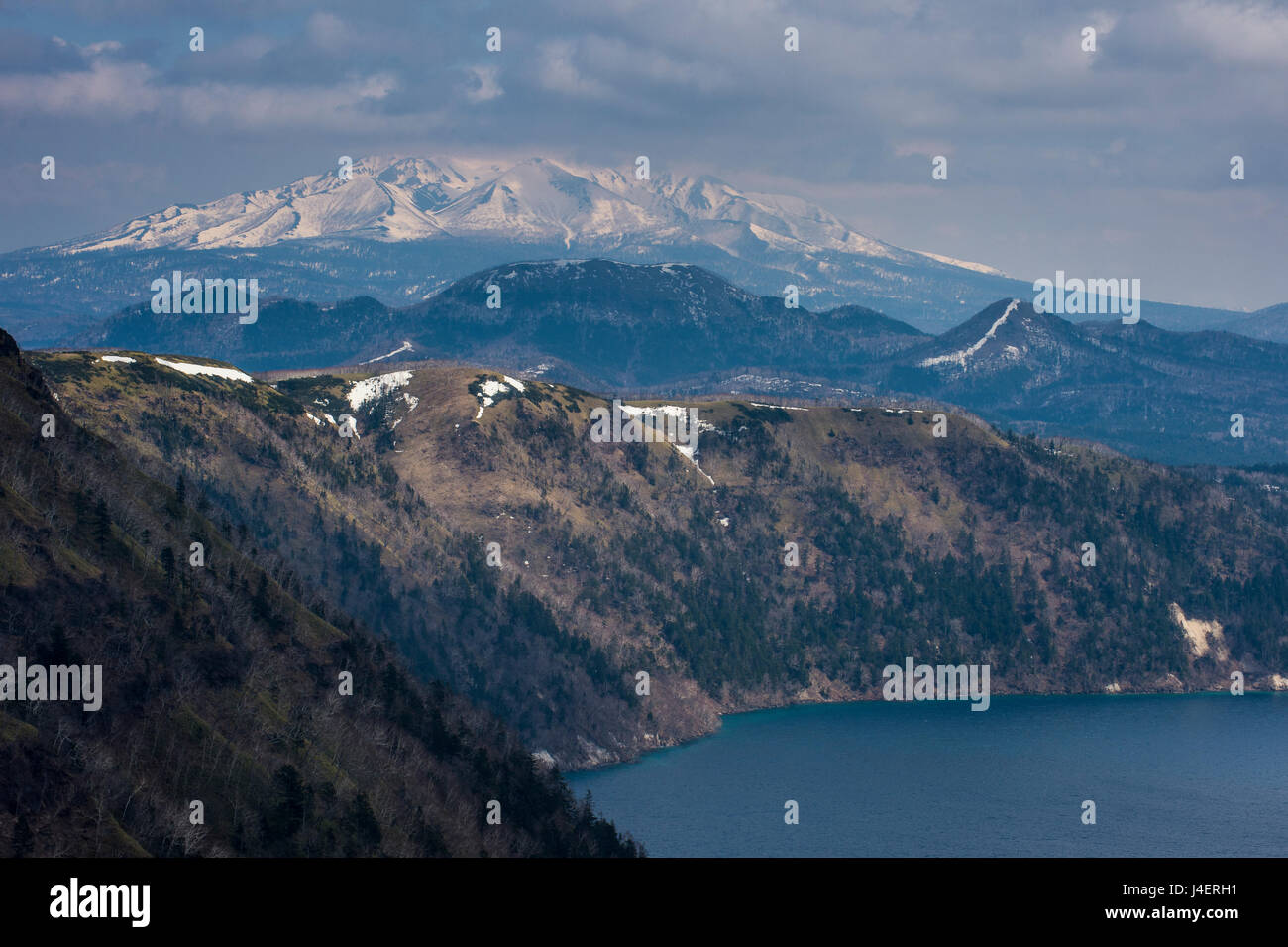 La caldeira du lac Mashu, Parc National de Akan, Hokkaido, Japon, Asie Banque D'Images