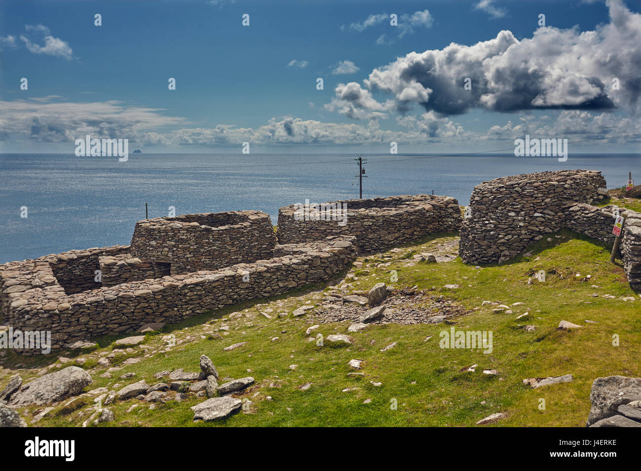 Le groupe de Fahan beehive huts, sur la côte sud-ouest de la péninsule de Dingle, près de Slea Head, dans le comté de Kerry, Munster, Irlande Banque D'Images