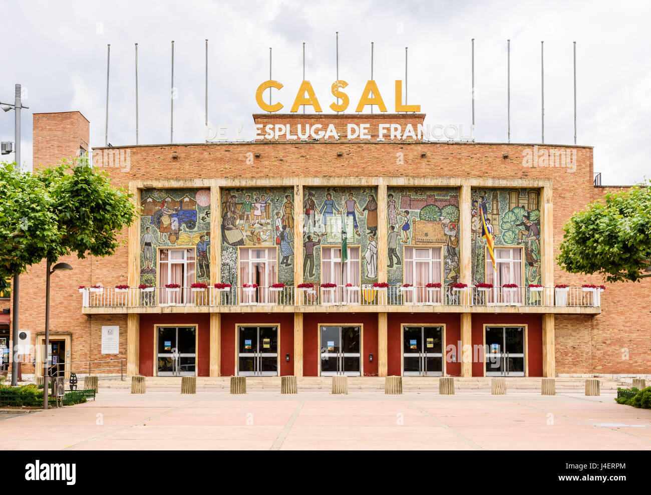 Mosaïque des scènes de la vie quotidienne représentés sur la façade de Casal de l'Espluga de Francoli, L'Espluga de Francoli, Tarragona, Catalogne, Espagne Banque D'Images