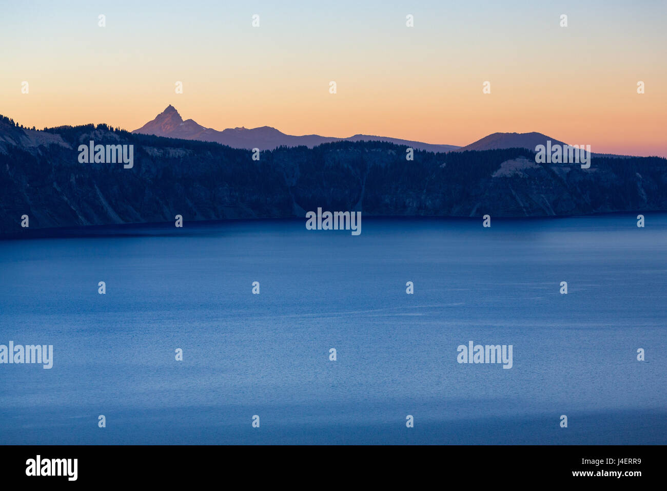 Crépuscule sur les eaux calmes du lac de cratère, le lac le plus profond de l'Amérique, avec le Mont Thielsen, partie de la chaîne des Cascades, USA Banque D'Images