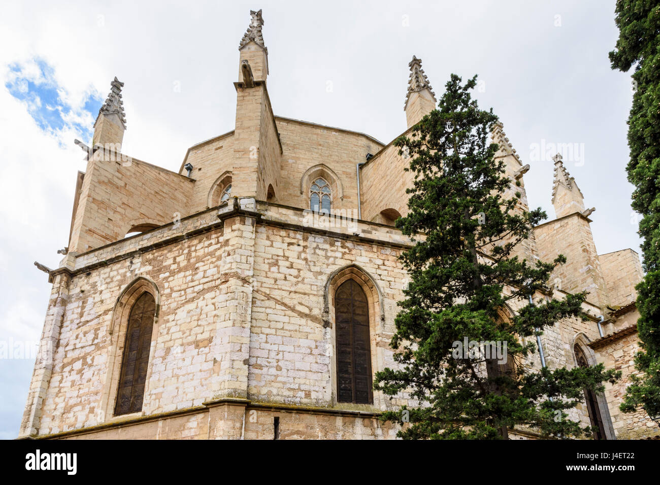 Vue imposante du côté est du 14ème siècle, l'Esglèsia gothique de Santa María, Montblanc, Tarragone, Catalogne, Espagne Banque D'Images