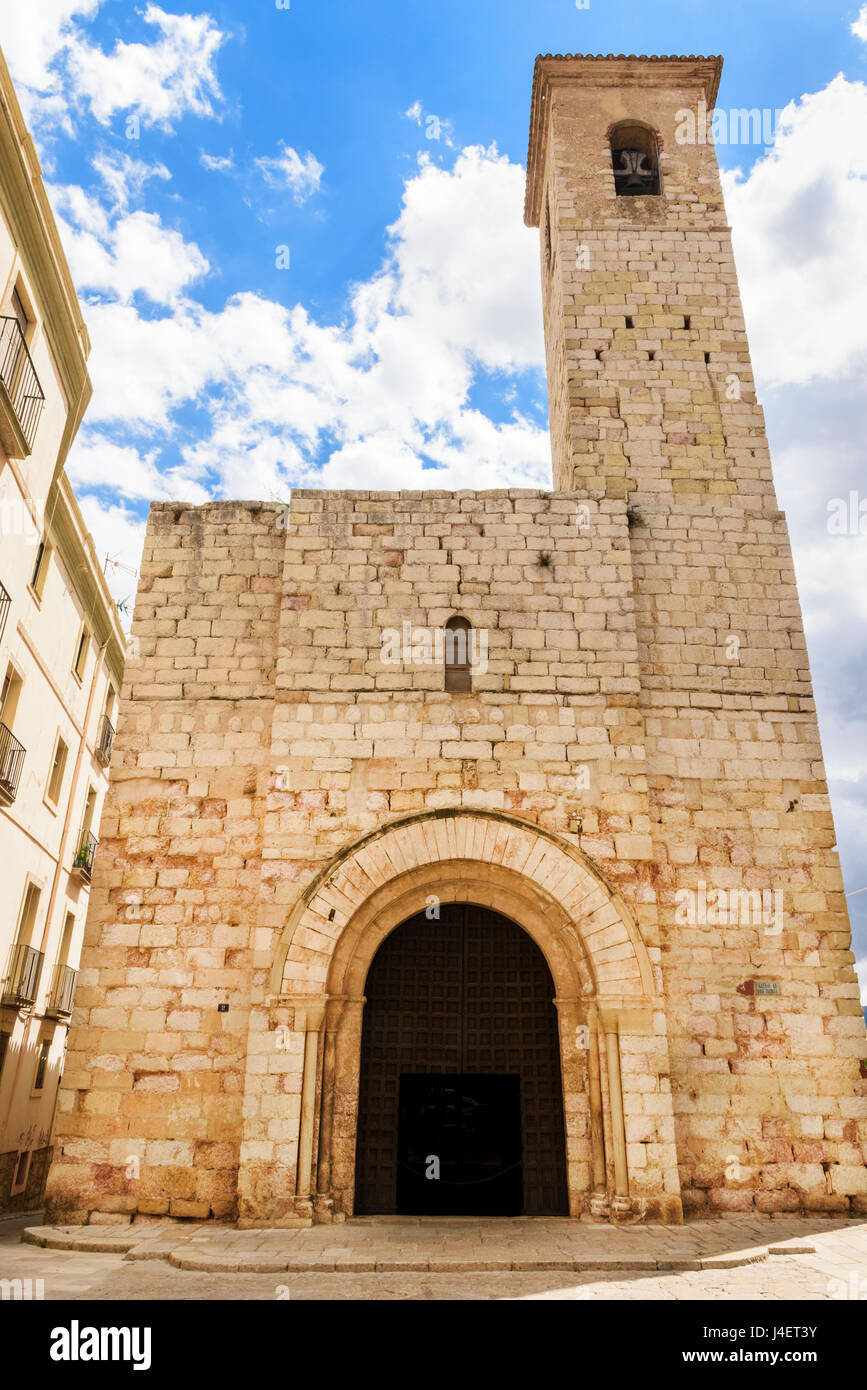 Façade romane du xiiie siècle et clocher de l'Església de Sant Miquel, Montblanc, Tarragone, Catalogne, Espagne Banque D'Images