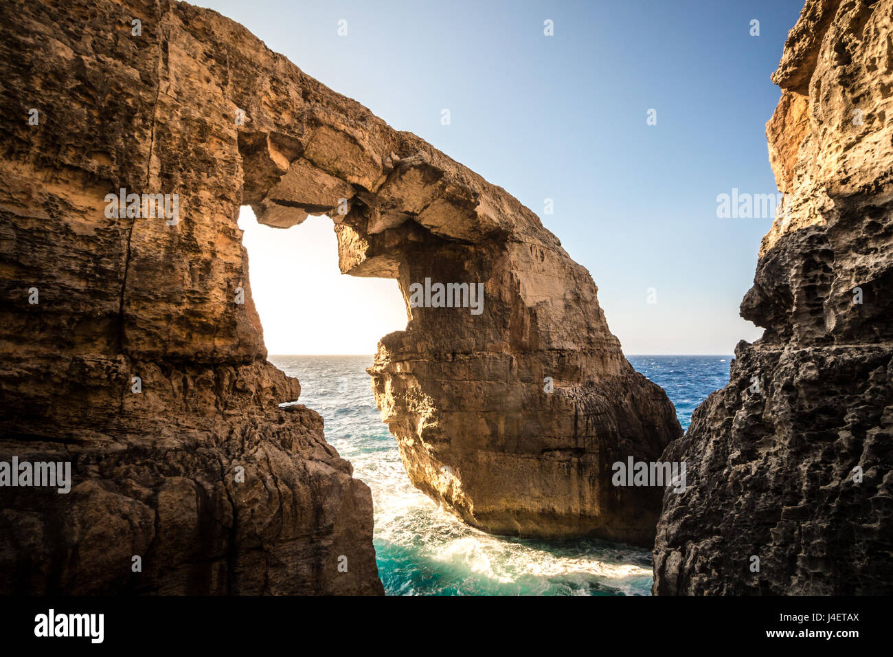 Le passage de la mer de pierre à wied il-Mielah, Gozo, Malte. Beau temps, le soleil heure d'or. Banque D'Images