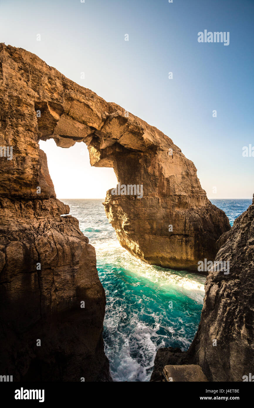 Le passage de la mer de pierre à wied il-Mielah, Gozo, Malte. Beau temps, le soleil heure d'or. Banque D'Images