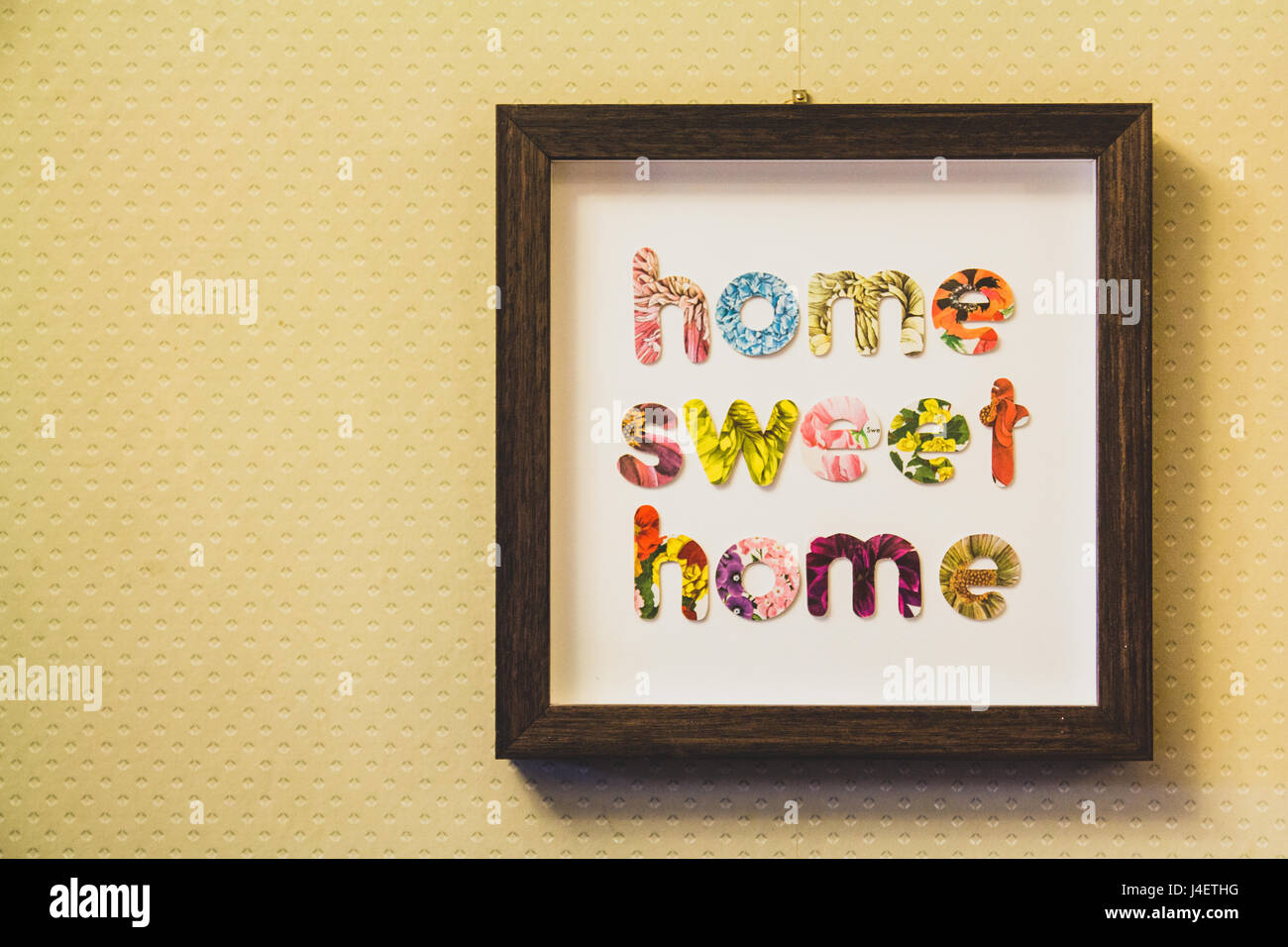 Lettres encadrées home sweet home accrochées sur un mur Banque D'Images