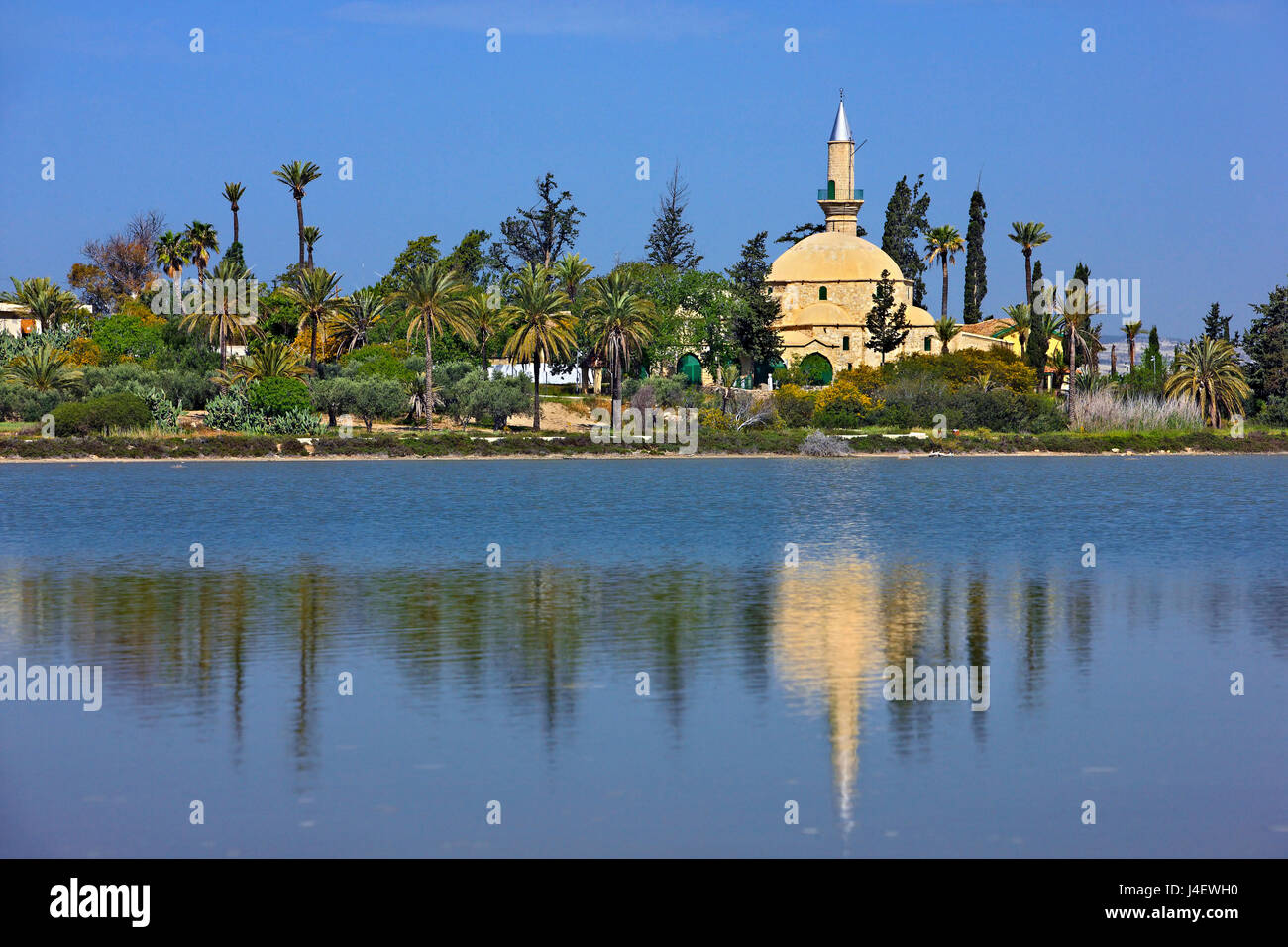 Hala Sultan Tekke (ou 'Mosque de Umm Haram' - un lieu sacré pour l'Islam) au lac de sel ('Alyki') de Larnaca, Chypre Banque D'Images